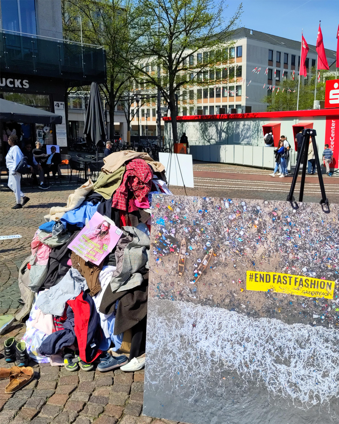 Ein Berg aus Altkleidern – ein Zeichen setzen gegen Fast Fashion!